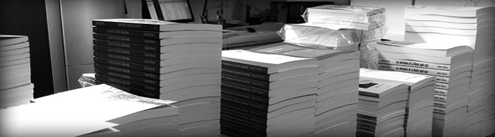 Piles de livres en cours de fabrication